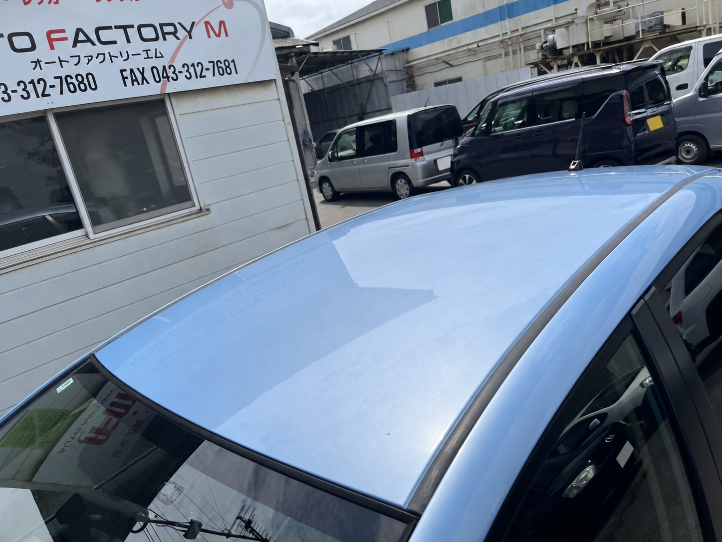 店舗前の車両のルーフ
